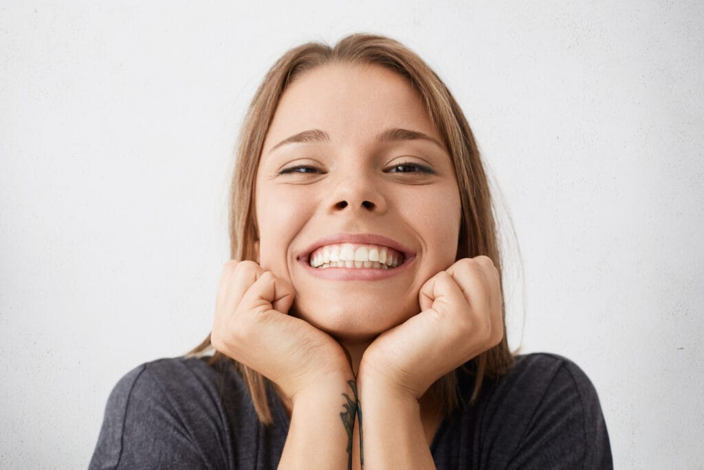 Salvare i denti naturali con terapia parodontale per evitare estrazione, protesi e impianto dentale