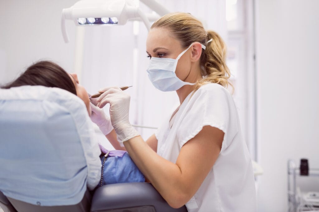 Prevenzione della parodontite con controlli periodici, sondaggio parodontale, igiene orale e scovolino per gengive sane.